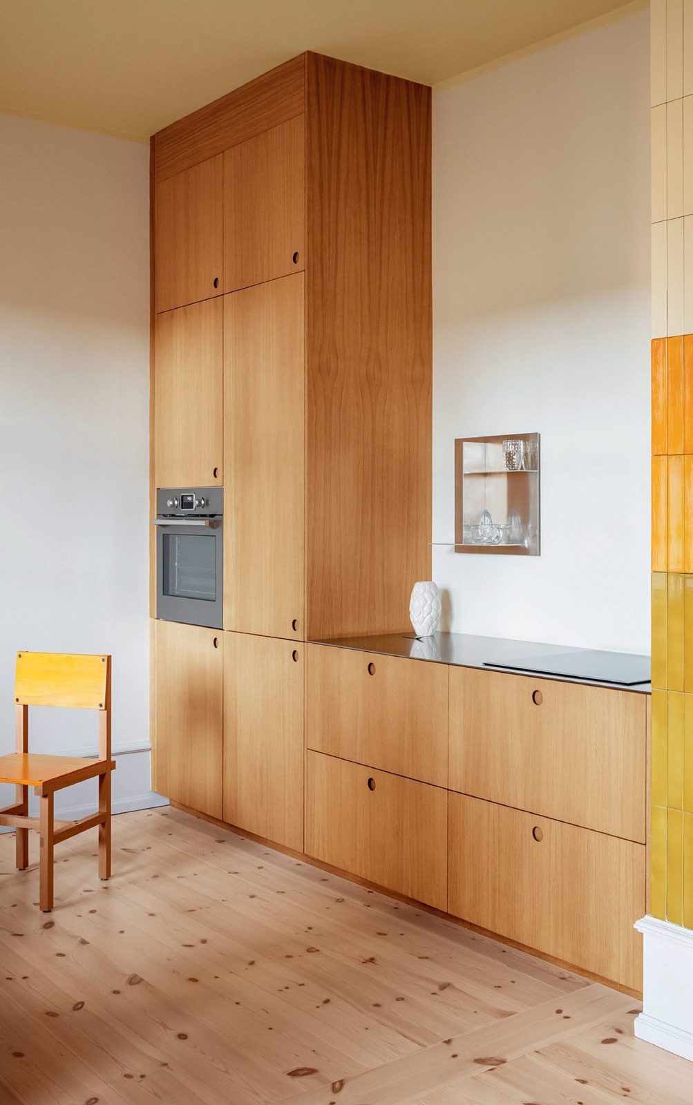 Veneer · Fronts and handles in natural oak · Steel countertop