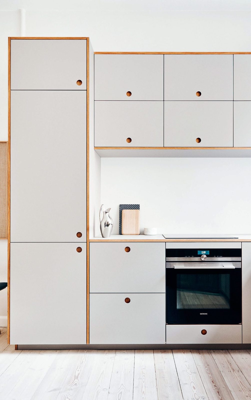 Linoleum in the color ‘Pebble’ · Handles in natural oak · Linoleum countertop in the color ‘Pe