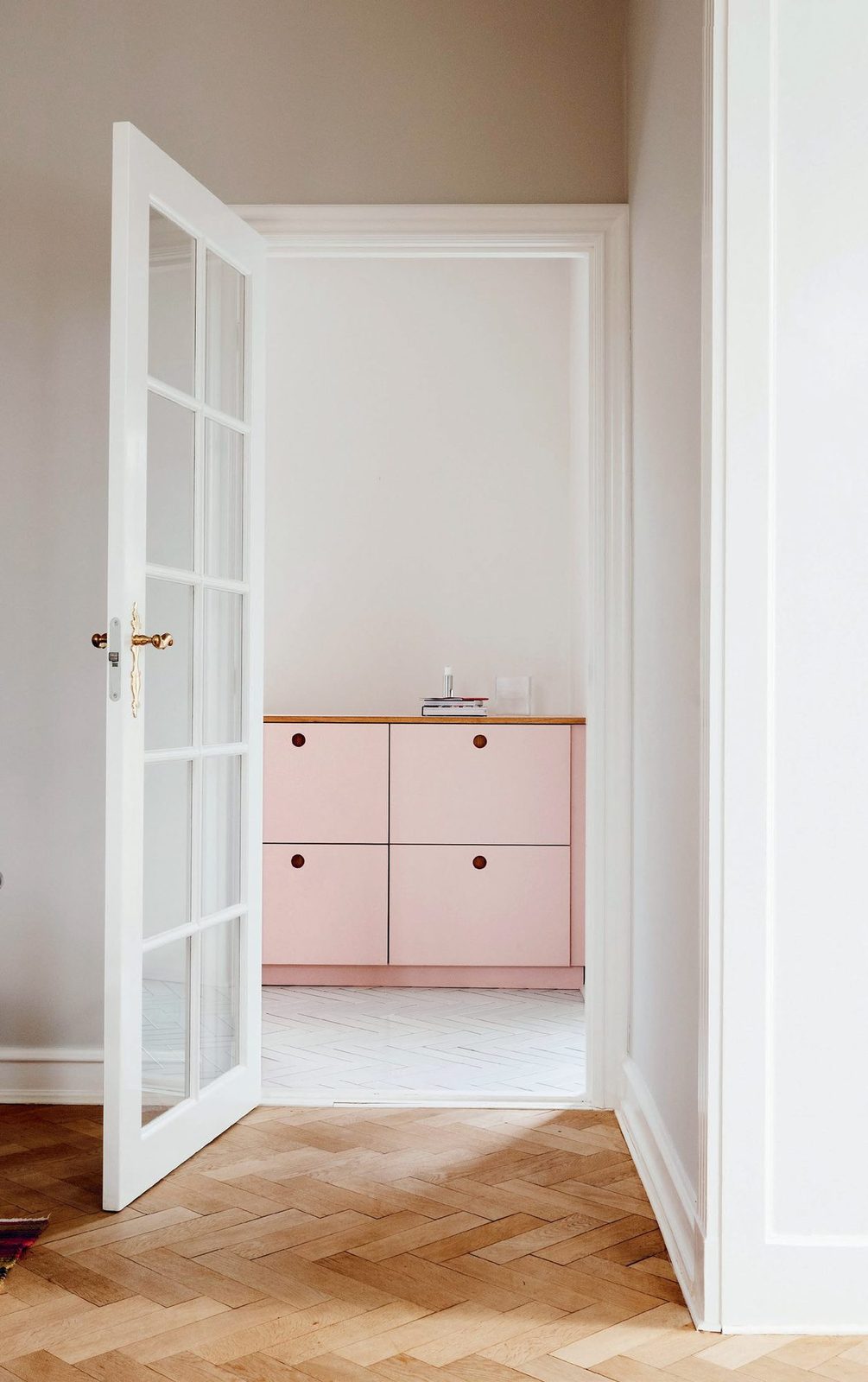 Linoleum in the color ‘Powder’ · Handles in natural oak · Linoleum countertop in the color ‘Po