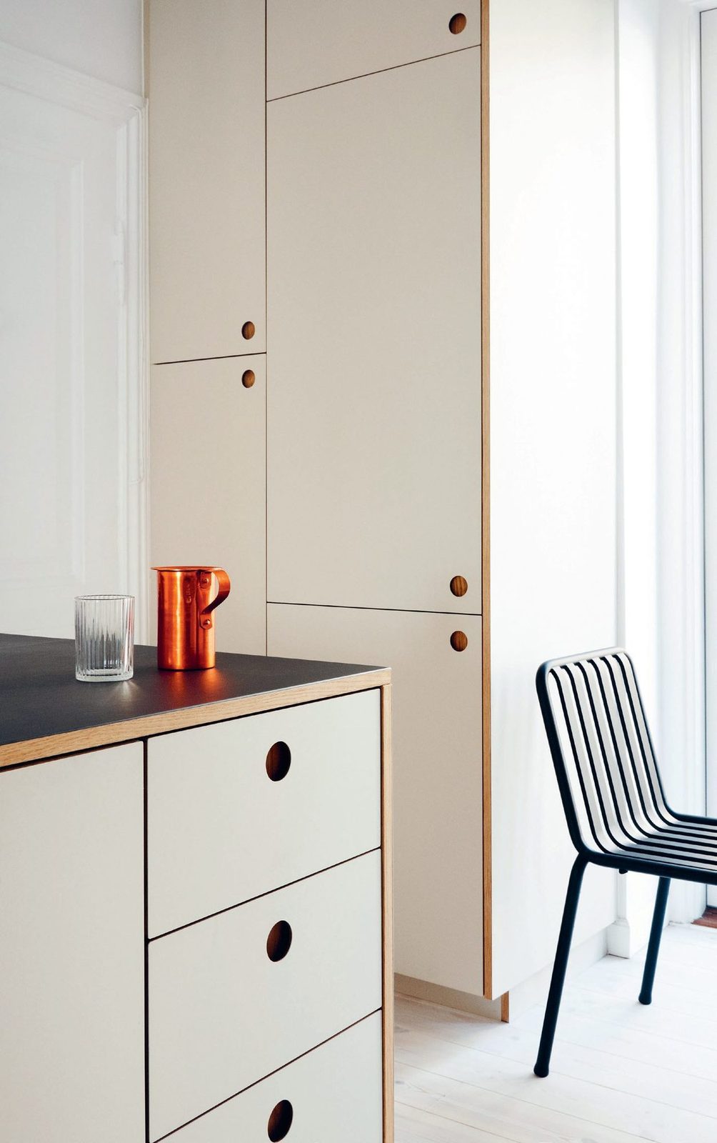 Linoleum in the color ‘Mushroom’ · Handles in natural oak · Linoleum countertop in the color ’ch