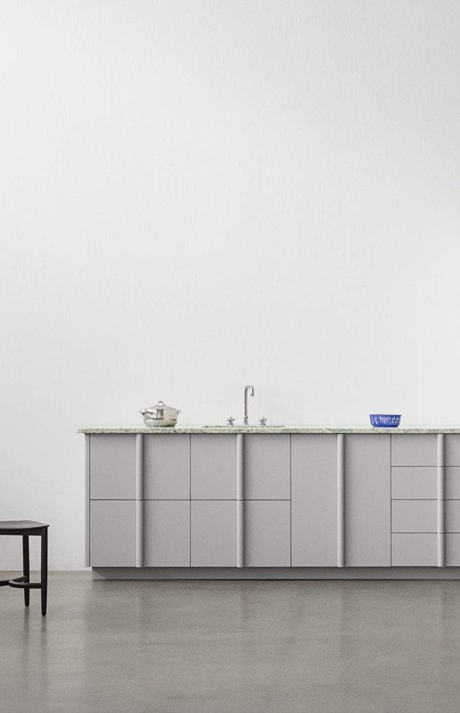 Painted Veneer in Concrete · Countertop in natural stone: Vert d’ Esto