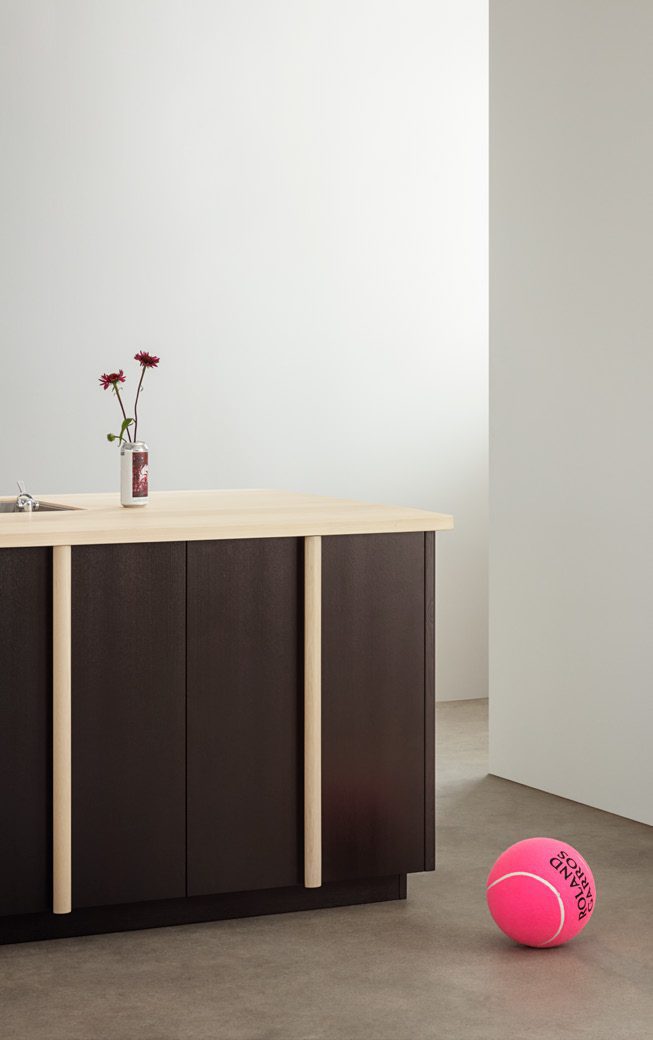 Painted Veneer in Dark Umbra with contrasting handles in white ash · Countertop in solid white ash