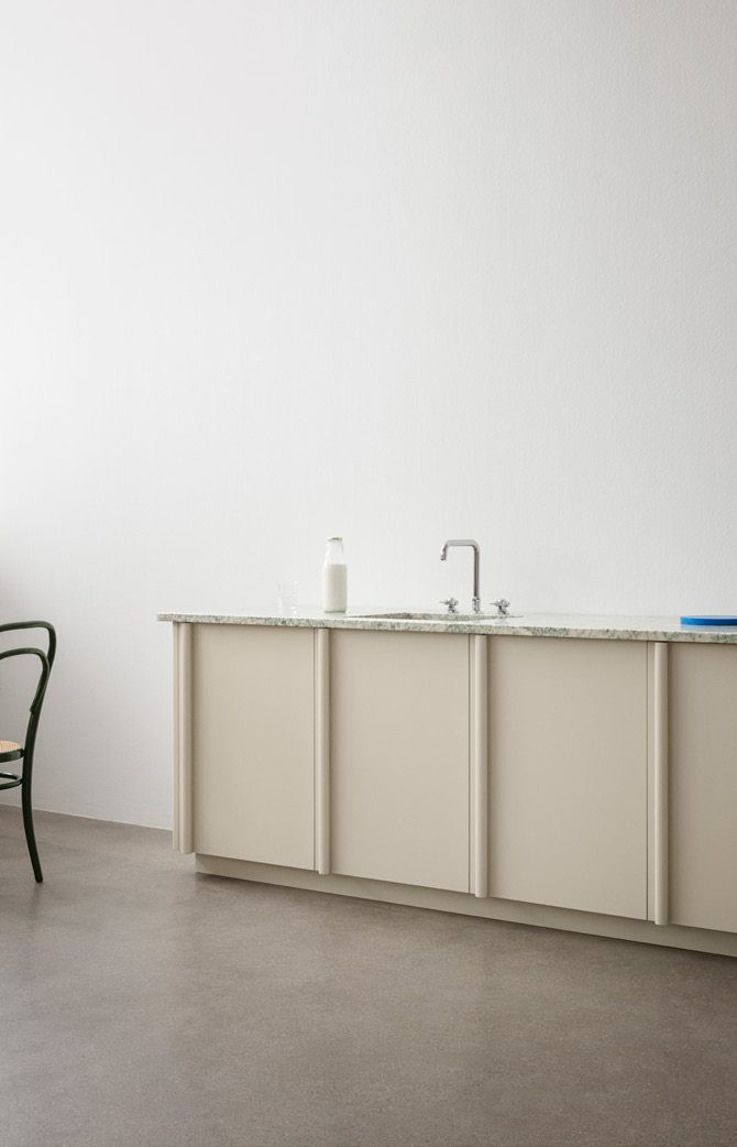 Painted Veneer in Fresh Cream · Countertop in natural stone: Vert d’ Esto
