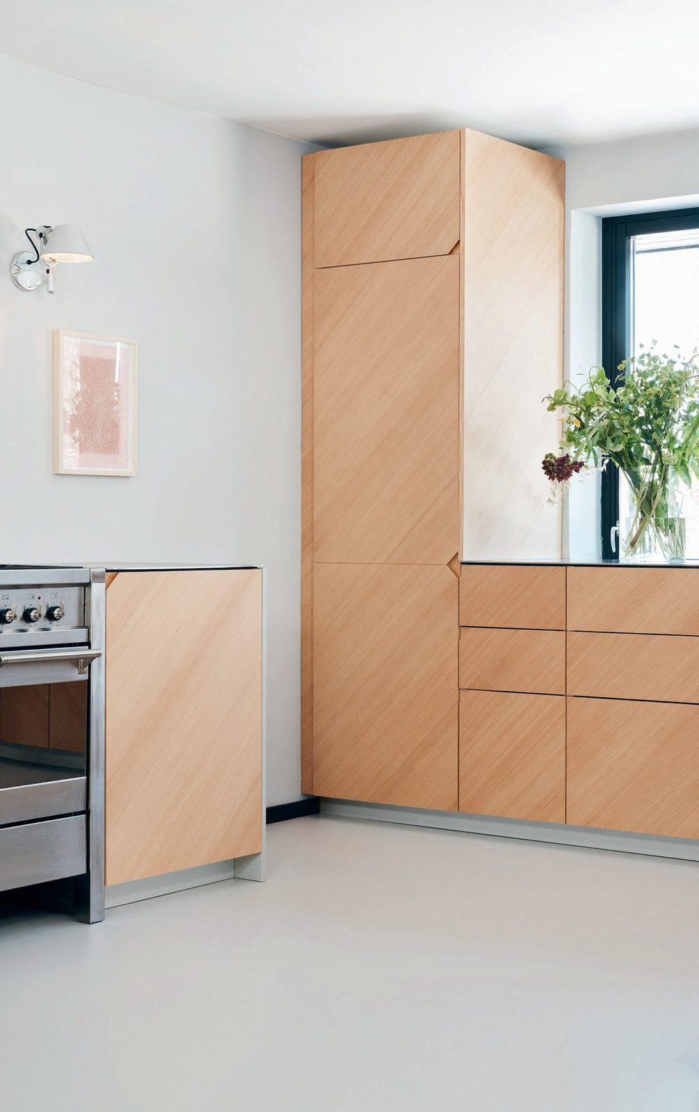 Fronts in Oregon Pine · Integrated handles · Steel countertop