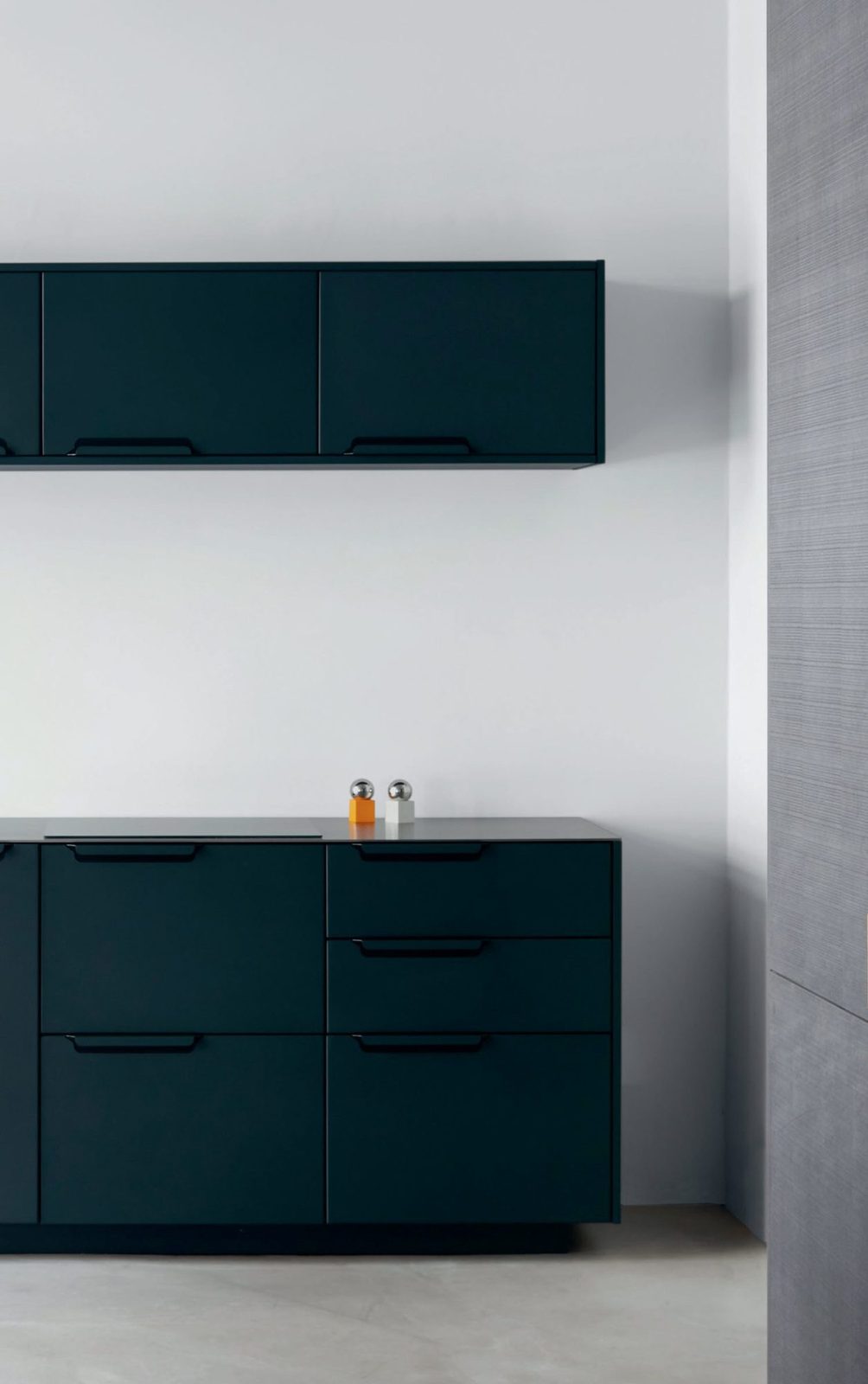 Aluminum fronts and handles in anthracite · Stainless steel countertop