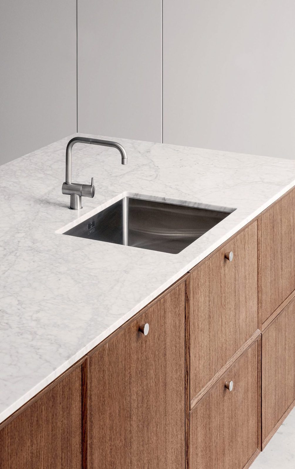 Fronts in dark oak · Handles in stainless steel · Countertop in Bianco Carr