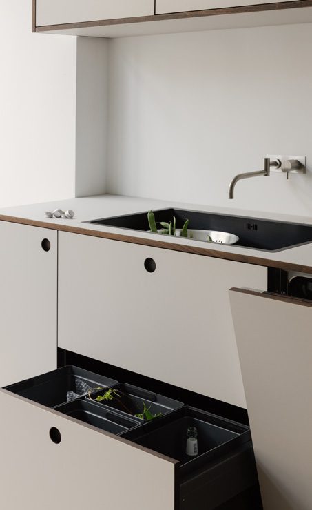 High drawer in smoked oak with waste sorting solution W