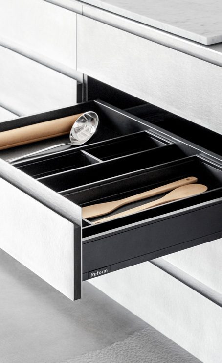 Medium drawer in white steel with dividers T1 and T2