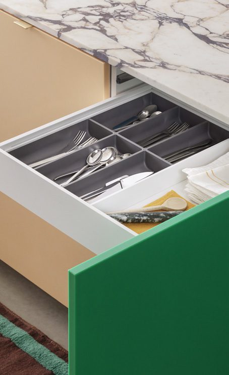 Medium drawer in white steel with cutlery tray