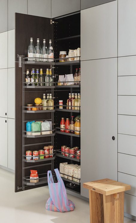 High cabinet with pull-out W24