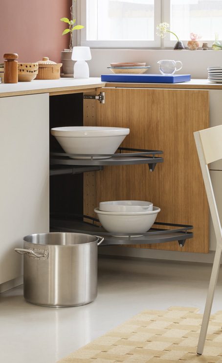 Corner cabinet with pull out