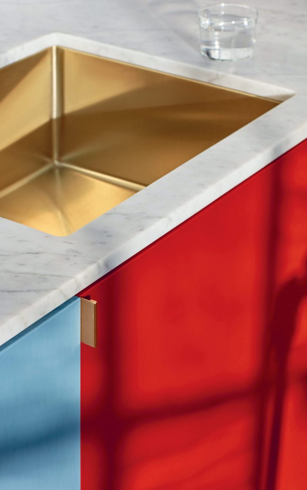 HDPE fronts in blue and red · Handles in the color Satin Gold. Opposite side: HDPE front and side panel in peach