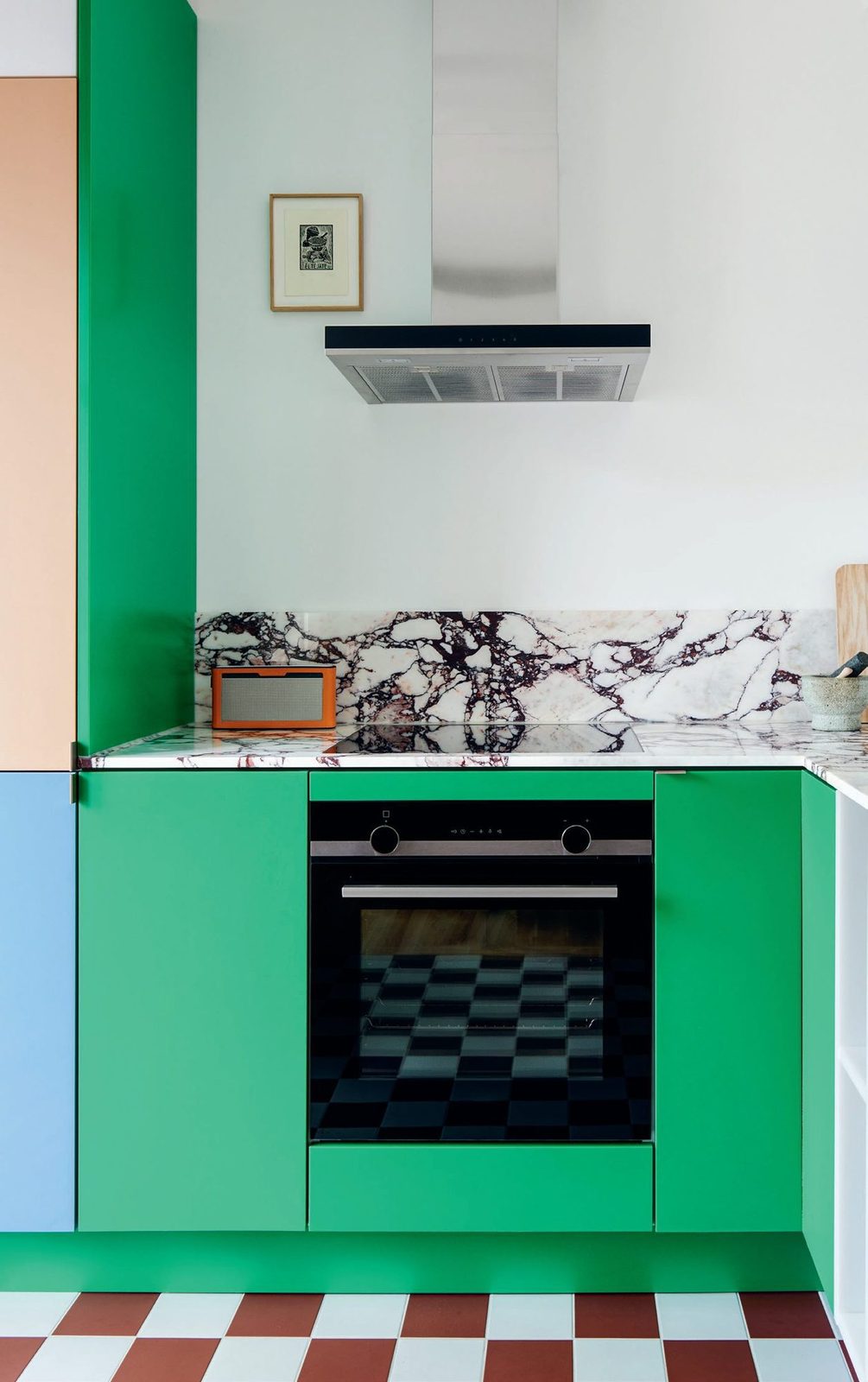 Fronts in green, blue, peach and white · Countertop in Calacatta Viola marb