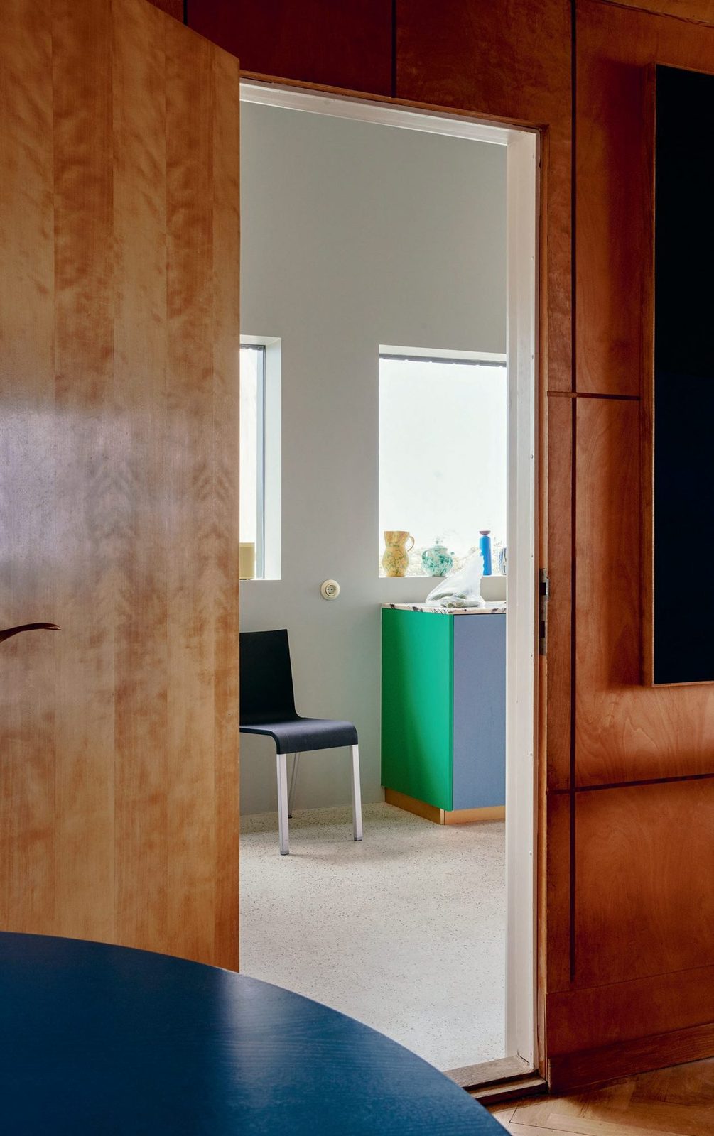 Front in blue and side panel in green · Countertop in Calacatta Viola marble