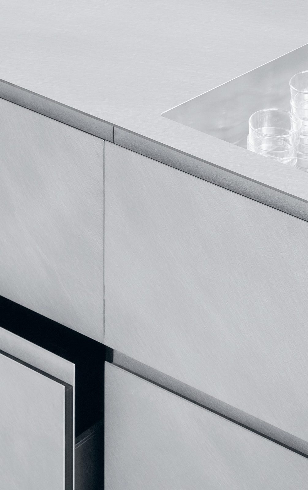 Layered structure fronts with 2 mm aluminum plates · A black MDF Core · Drawers in steel