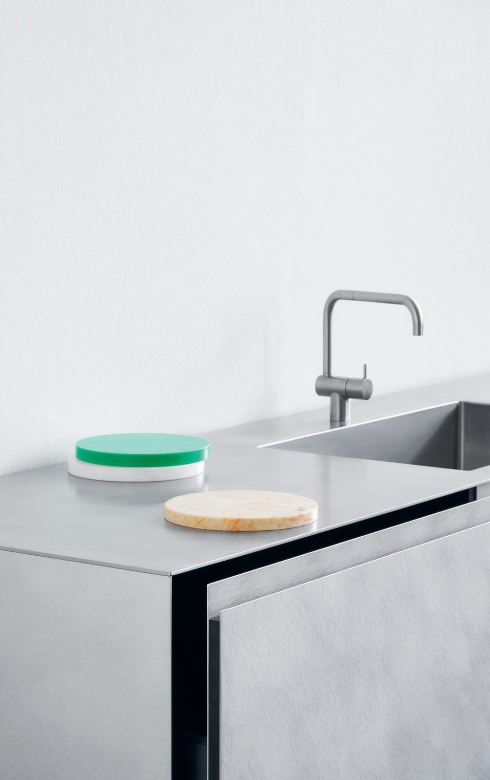 Comes with a textured integrated handle