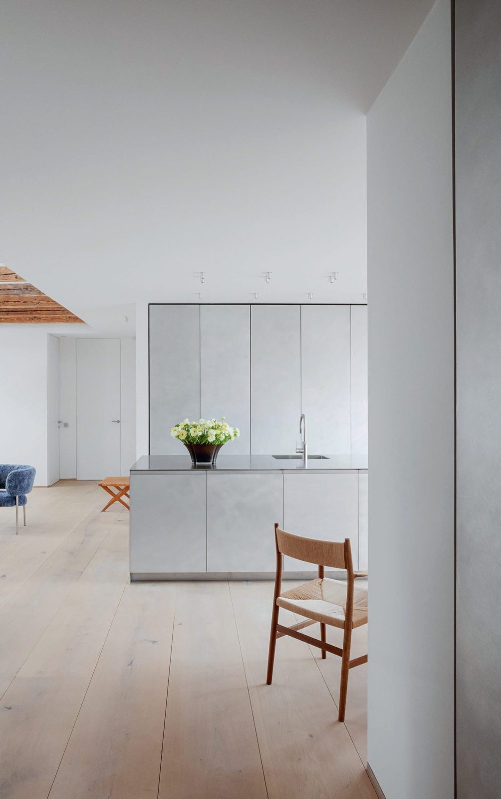 Fronts in brushed aluminium · Integrated handles · Countertop in stainless ste