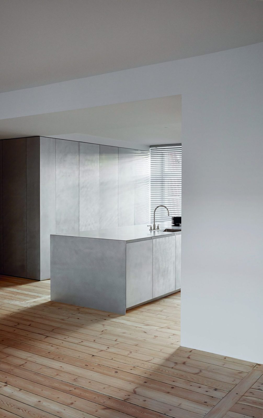 Fronts in brushed aluminium · Integrated handles · Countertop in stainless ste