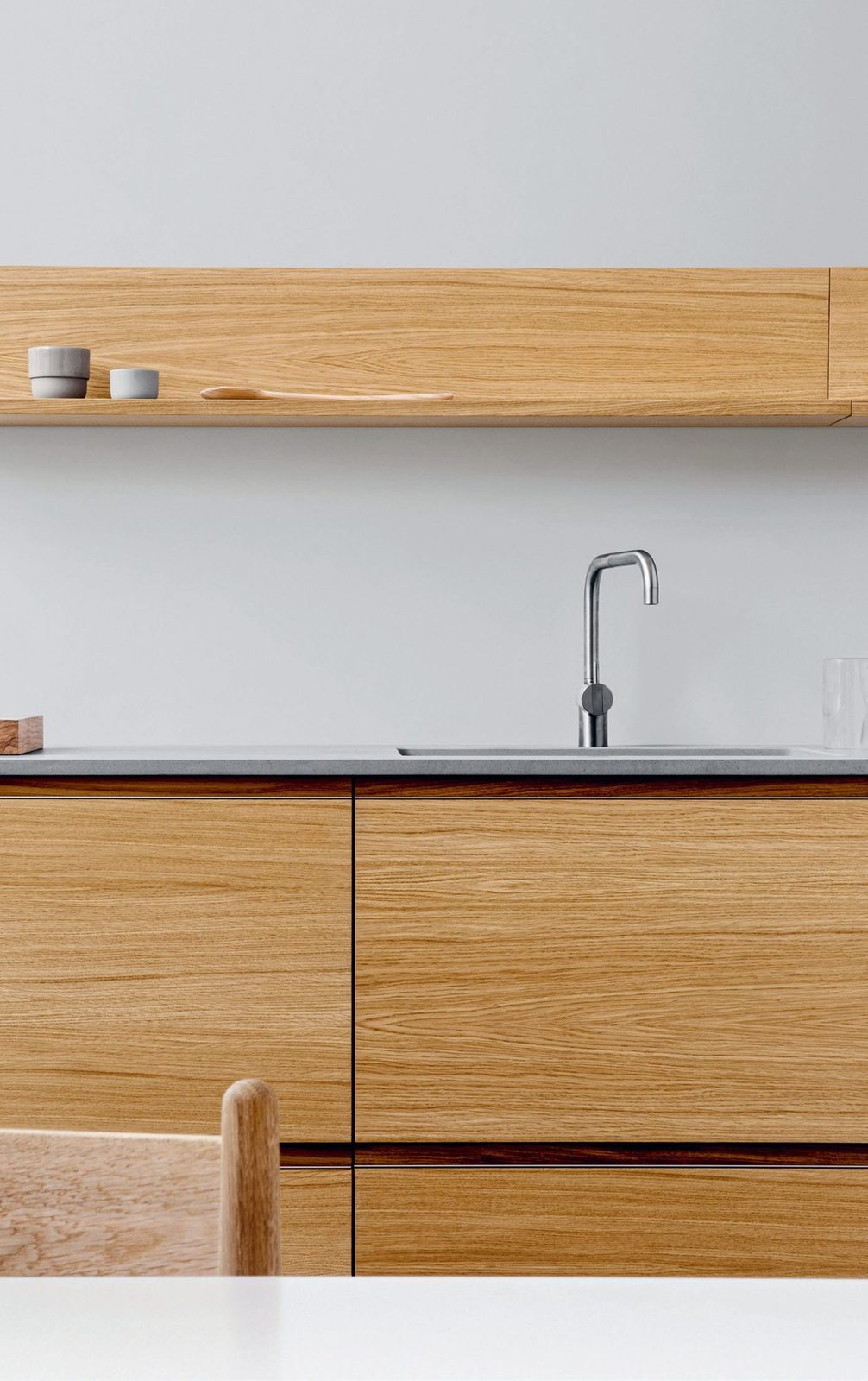 Fronts and shelves in natural oak · Integrated aluminum handles · Dekton countertop
