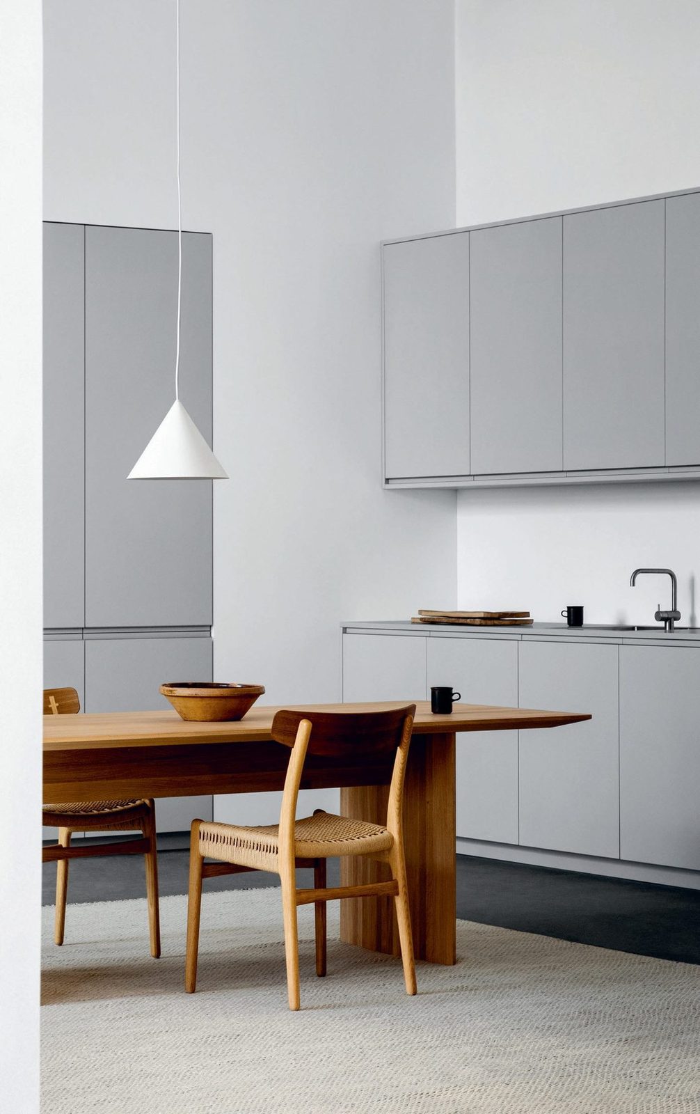 Painted fronts in gray · Integrated aluminum handles · Dekton counterto