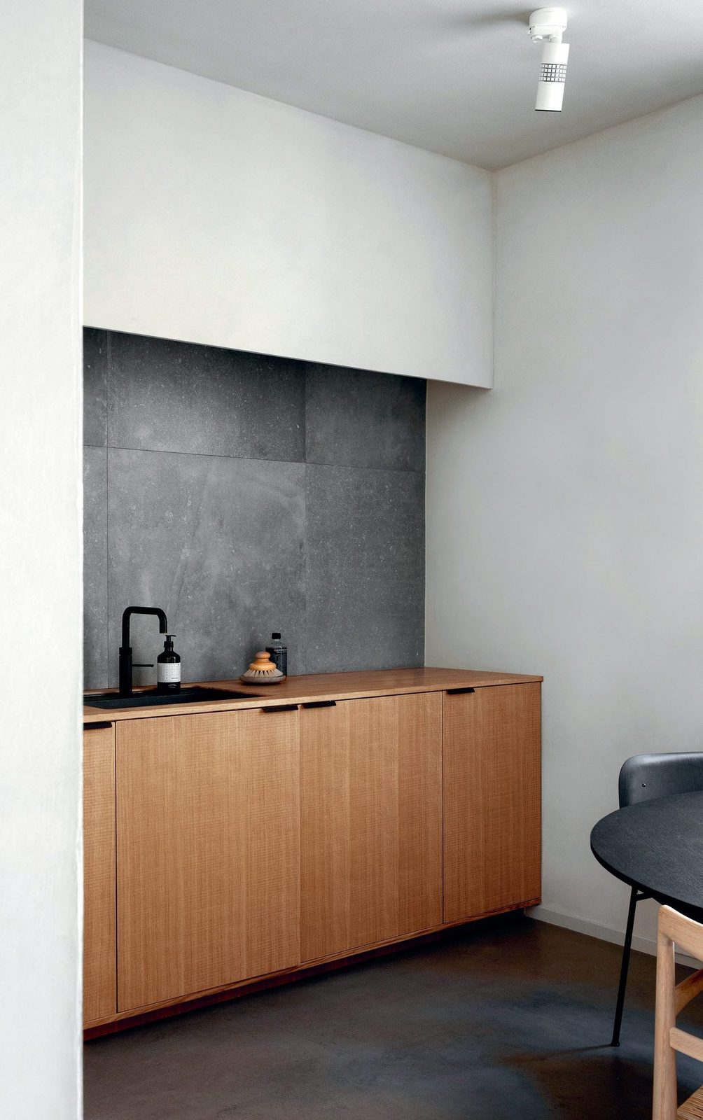 Fronts in natural oak · Handles in black coated steel · Solid oak counterto