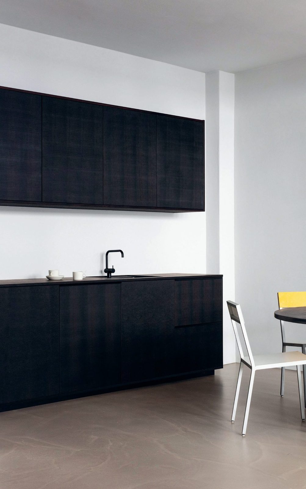 Fronts in smoked oak · Handles in black coated steel · Solid, smoked oak countertop