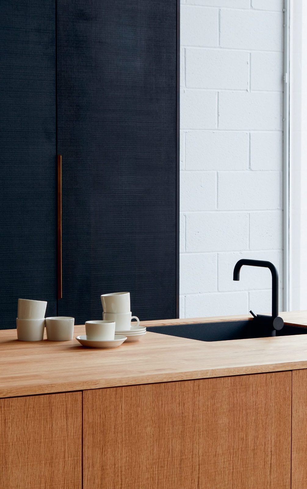 Fronts in natural oak · Solid oak countertop