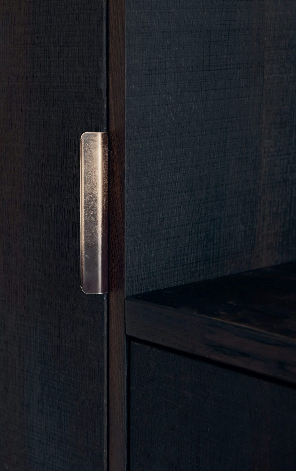 Fronts in smoked oak · Handles in brass · Countertop in solid, smoked oa